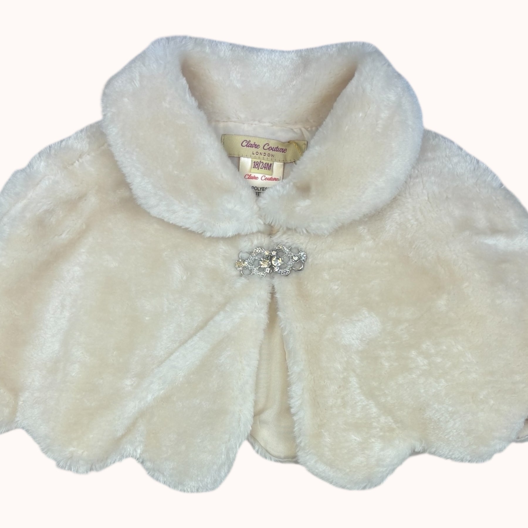 Luxe ivoorkleurige meisjesponcho met imitatiebont & broche