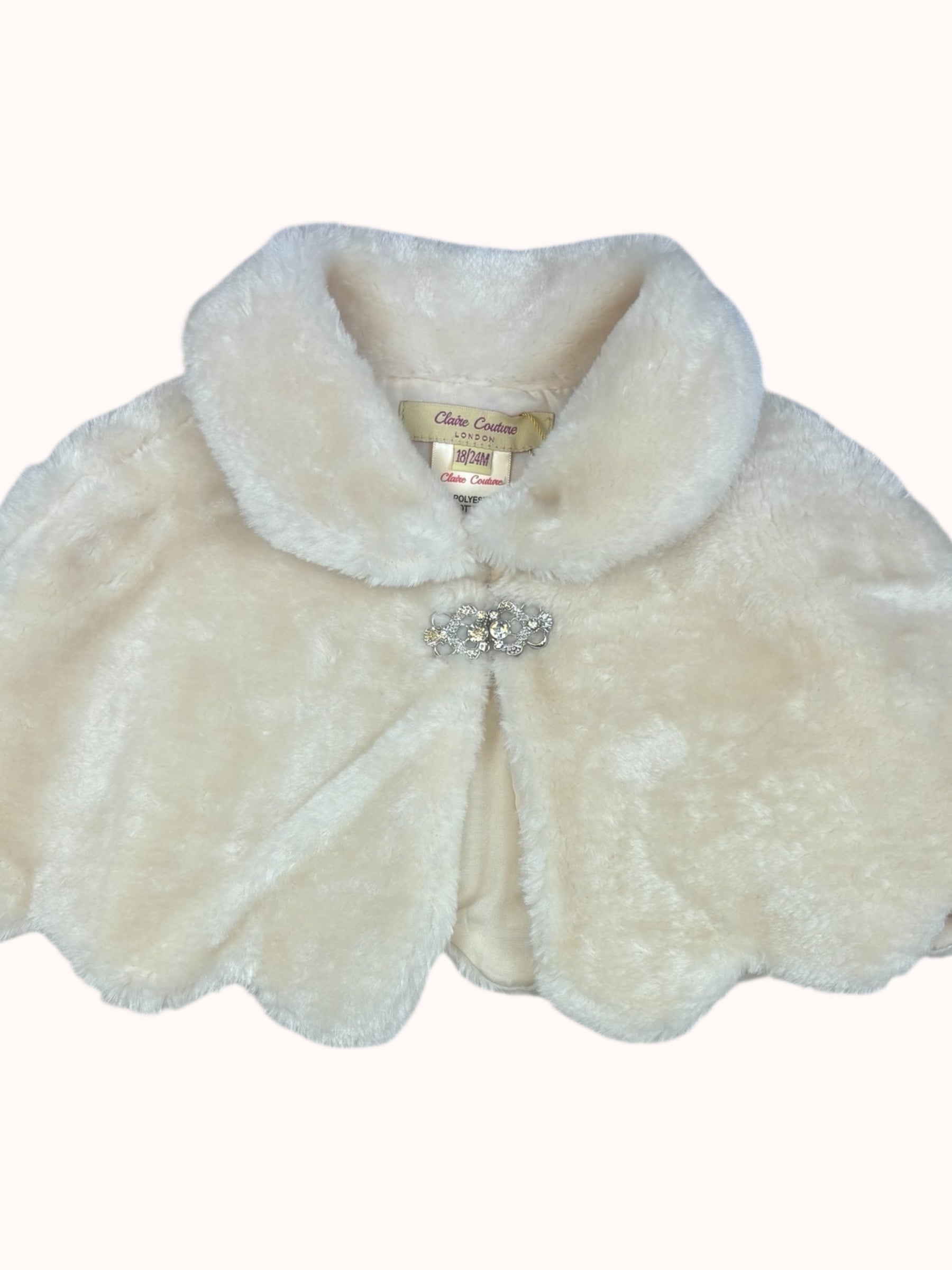 Luxe ivoorkleurige meisjesponcho met imitatiebont & broche