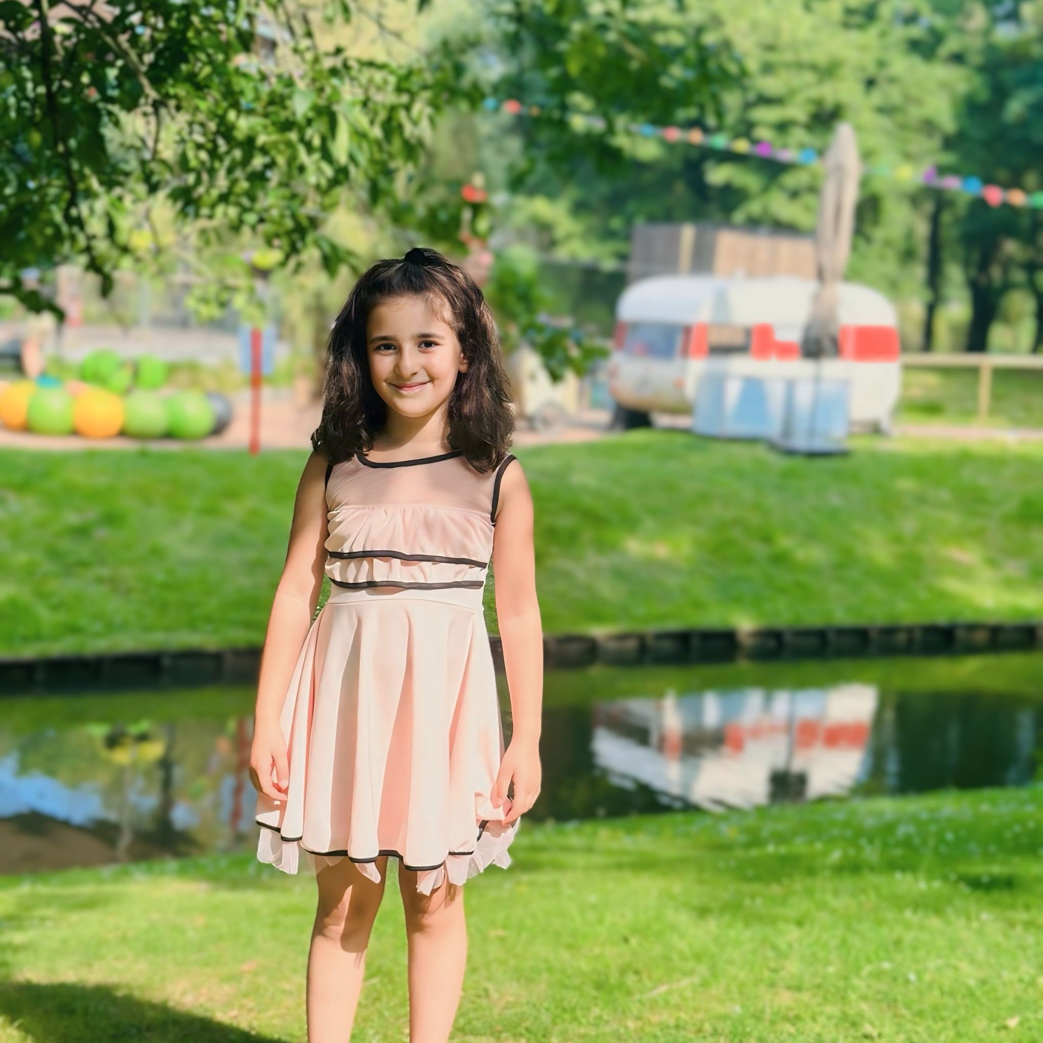 Roze jurk met Zwarte Accenten en Tule Onderrok