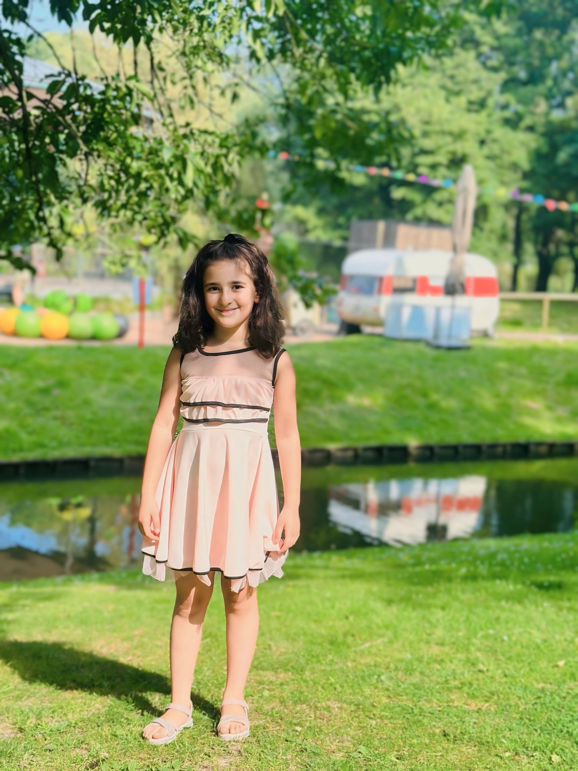 Roze jurk met Zwarte Accenten en Tule Onderrok