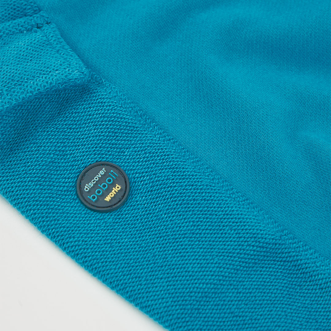 Detail van elastische taille met trekkoord en boboli logo op cargoshort
