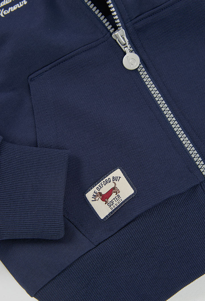 detail van het WA-borduursel op de Boboli jongenshoodie