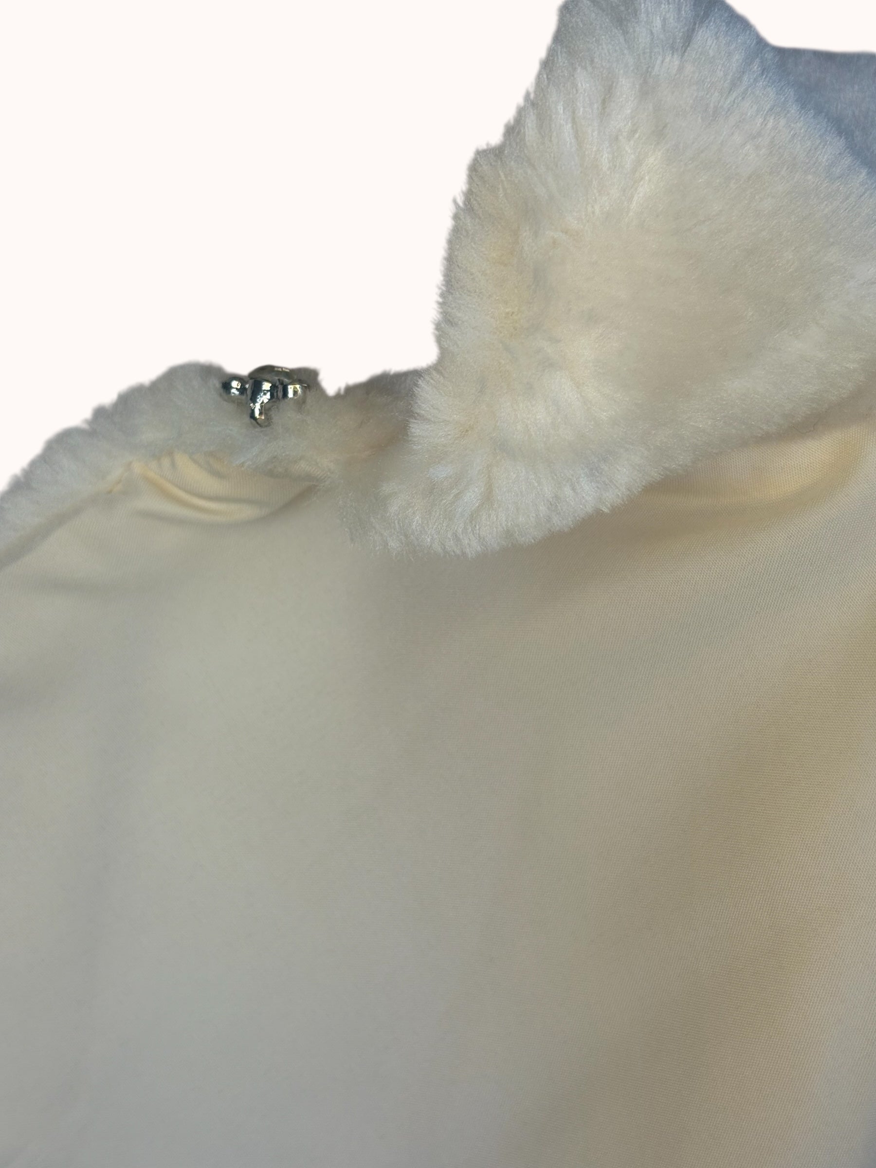 Luxe ivoorkleurige meisjesponcho met imitatiebont & broche