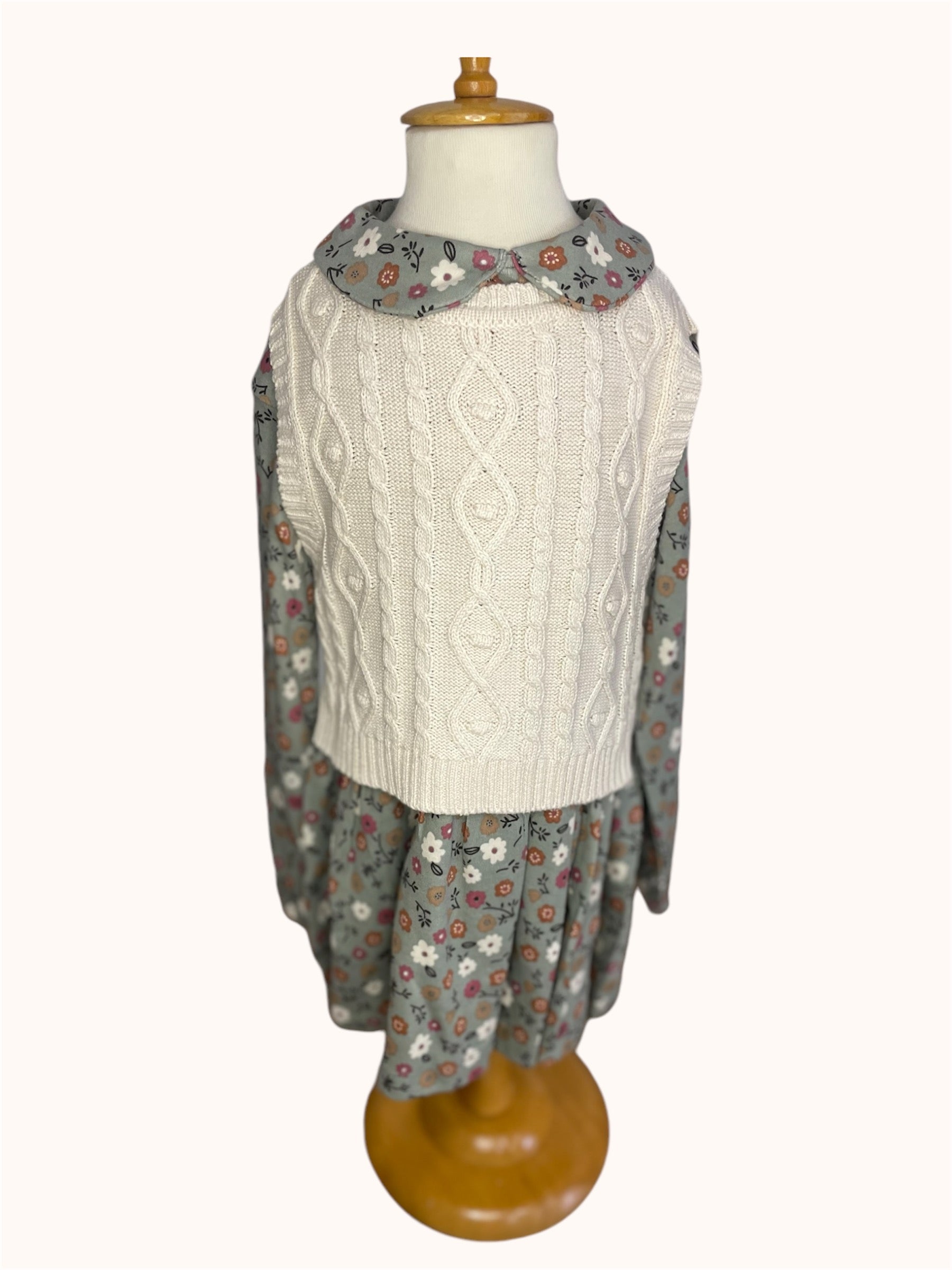 Stijlvol bloemenjurkje met gebreid gilet voor meisjes