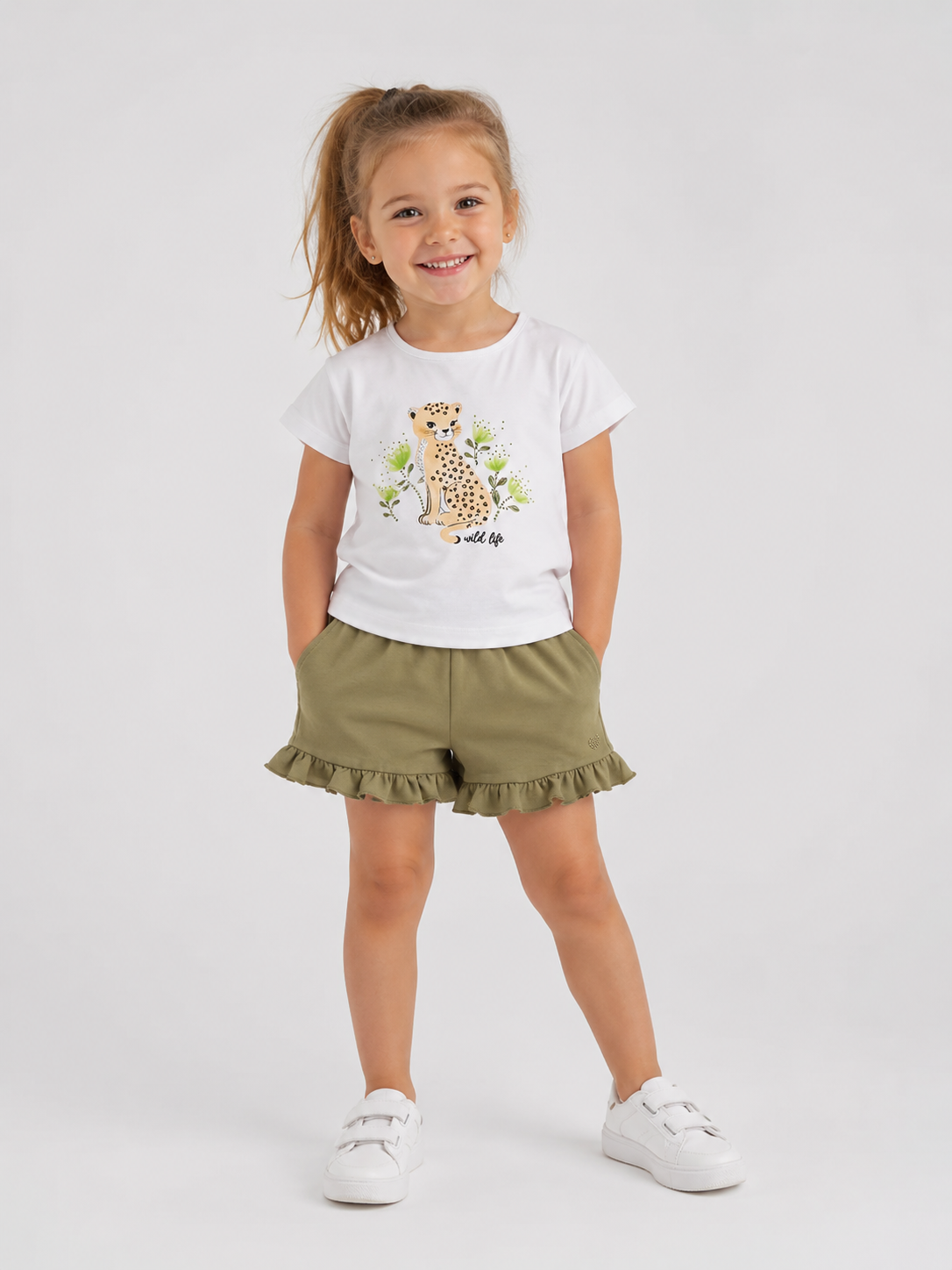 Zomerse meisjesoutfit van iDO met witte T-shirt met luipaardmotief en olijfgroene short met ruches v