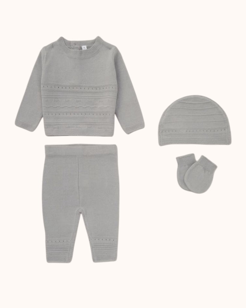 Ensemble bébé élégant en tricot bleu avec voiture