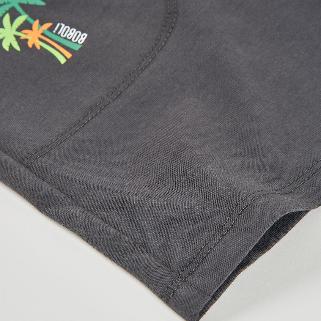 Detailfoto antraciet jongens shorts Boboli met omgeslagen zoom, ingestikte zak en palmboom Boboli print – Elisa Kids Boutique
