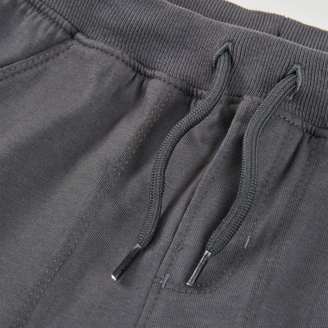 Detailfoto antraciet jongens shorts Boboli met geribbelde elastische tailleband, antraciet trekkoord met zilveren metalen aglets en ingestikte zak – Elisa Kids Boutique