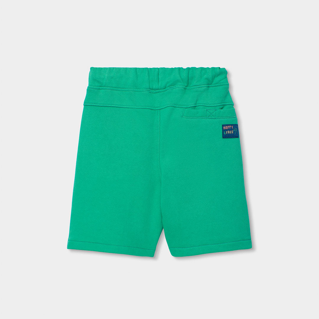 Achterkant felgroene jongens shorts Boboli met elastische tailleband, nep-achterzak en Happy & Free geweven label – Elisa Kids Boutique