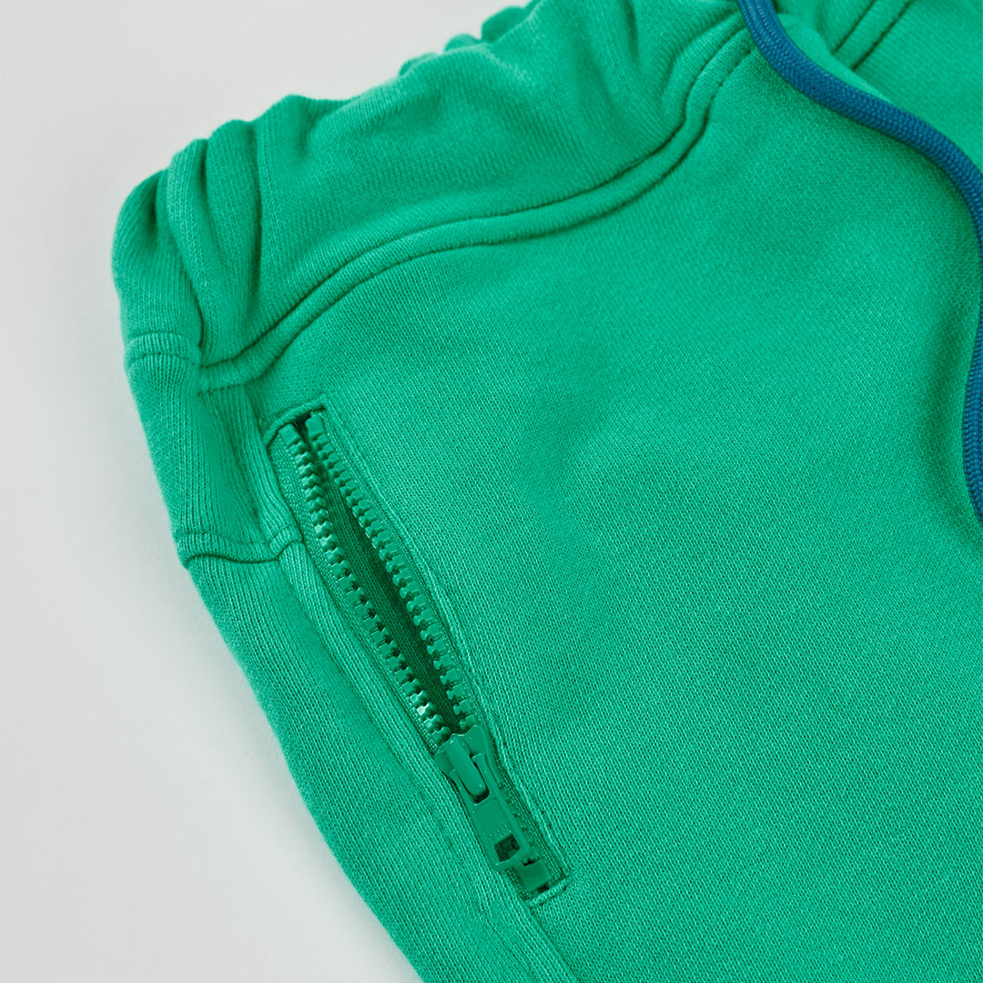 Detailfoto groene ritstak en elastische tailleband met blauw trekkoord van felgroene jongens shorts Boboli – Elisa Kids Boutique
