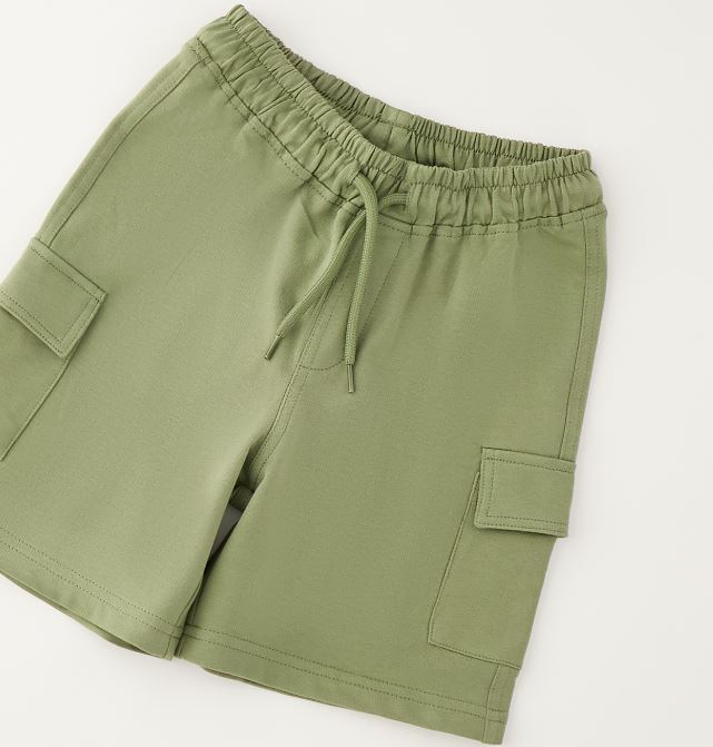 Detail cargozak jongens short legergroen met klepsluiting