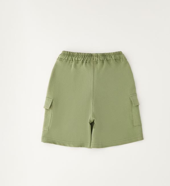 Achterzijde legergroene cargo short jongens met elastische tailleband