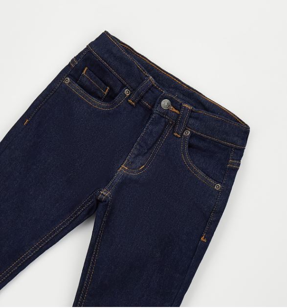 Detail van de taille met knoop- en ritssluiting van de donkerblauwe iDO jongensjeans