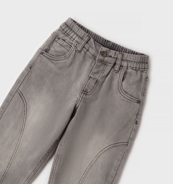 Detail van de elastische taille met knoop- en ritssluiting van de grijze iDO jeansbroek