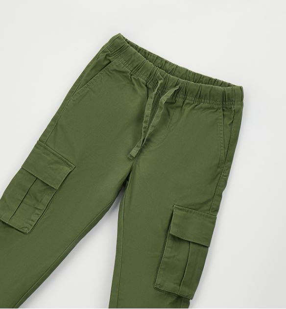 Detail van de elastische taille met koordje en cargozak van de groene iDO broek