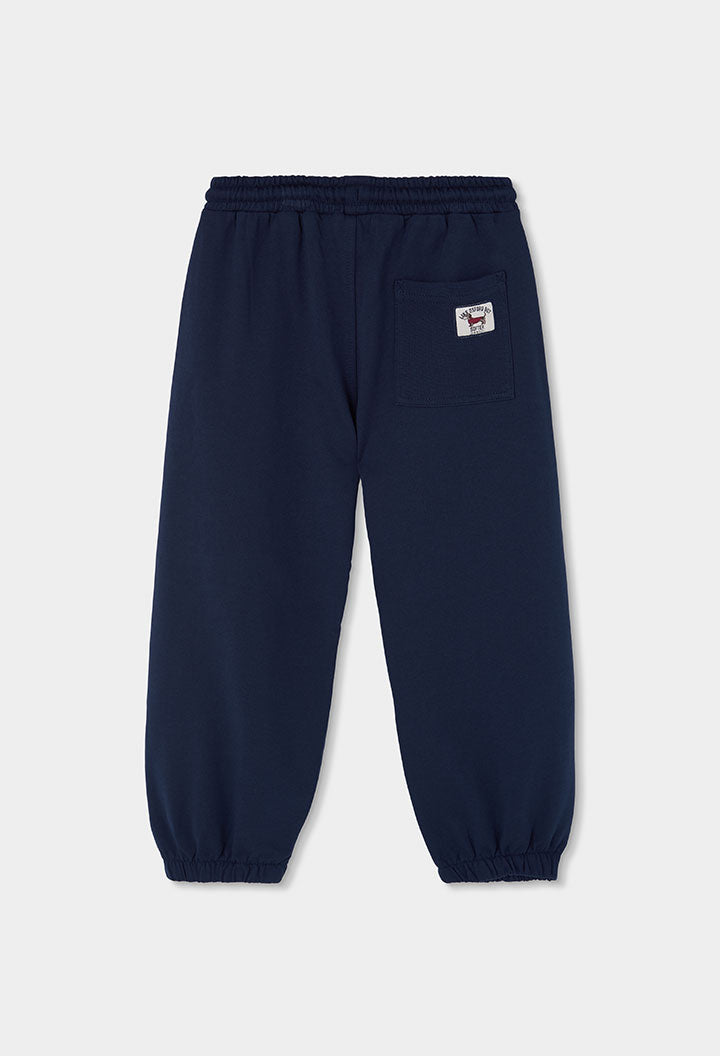 marineblauwe Boboli jongensbroek met badge-zakje achteraan, achteraanzicht