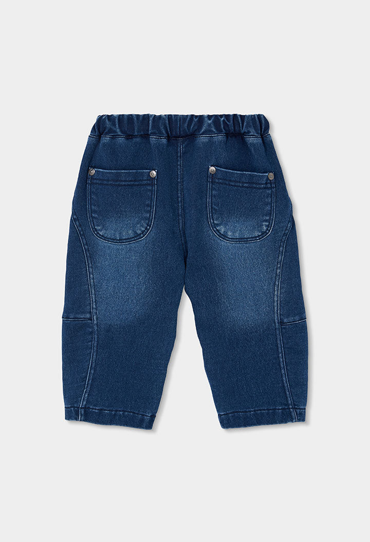 Donkerblauwe Boboli jongens jogg jeans detail met discover boboli world-patch en trekkoord
