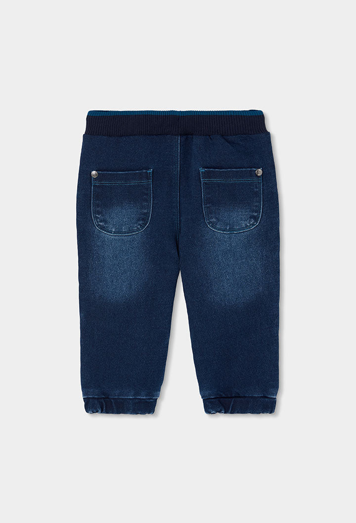 Blauwe Boboli jongensjeans detail met Let's play-patch en blauw-oranje koord