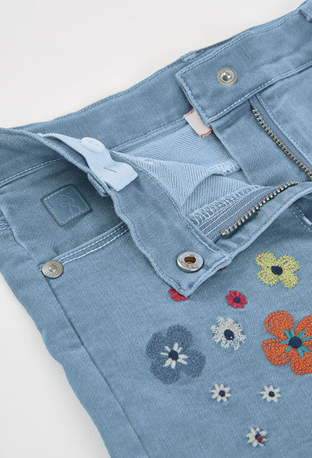 Detailfoto zilveren knoop, rits en verstelbare binnenelastiek van lichtblauwe meisjes denim shorts Boboli met geborduurde bloemen – Elisa Kids Boutique