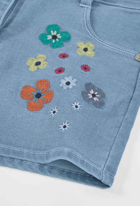 Detailfoto kleurrijke geborduurde bloemen in oranje, turquoise, geel, rood en grijs op lichtblauwe meisjes denim shorts Boboli – Elisa Kids Boutique
