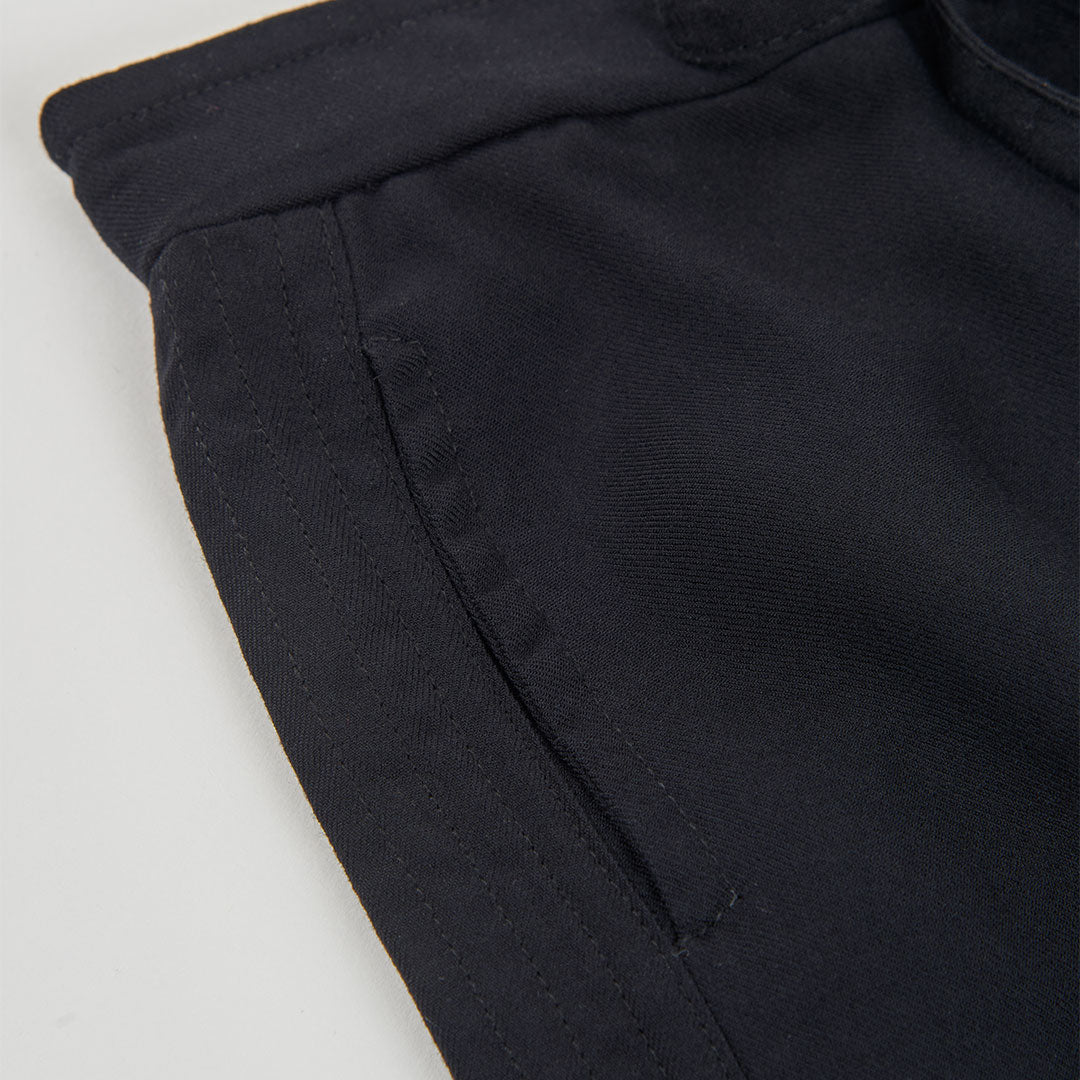 Detailfoto schuine ingestikte zak met siernaad en omgeslagen manchetzoom van zwarte meisjes shorts Boboli – Elisa Kids Boutique