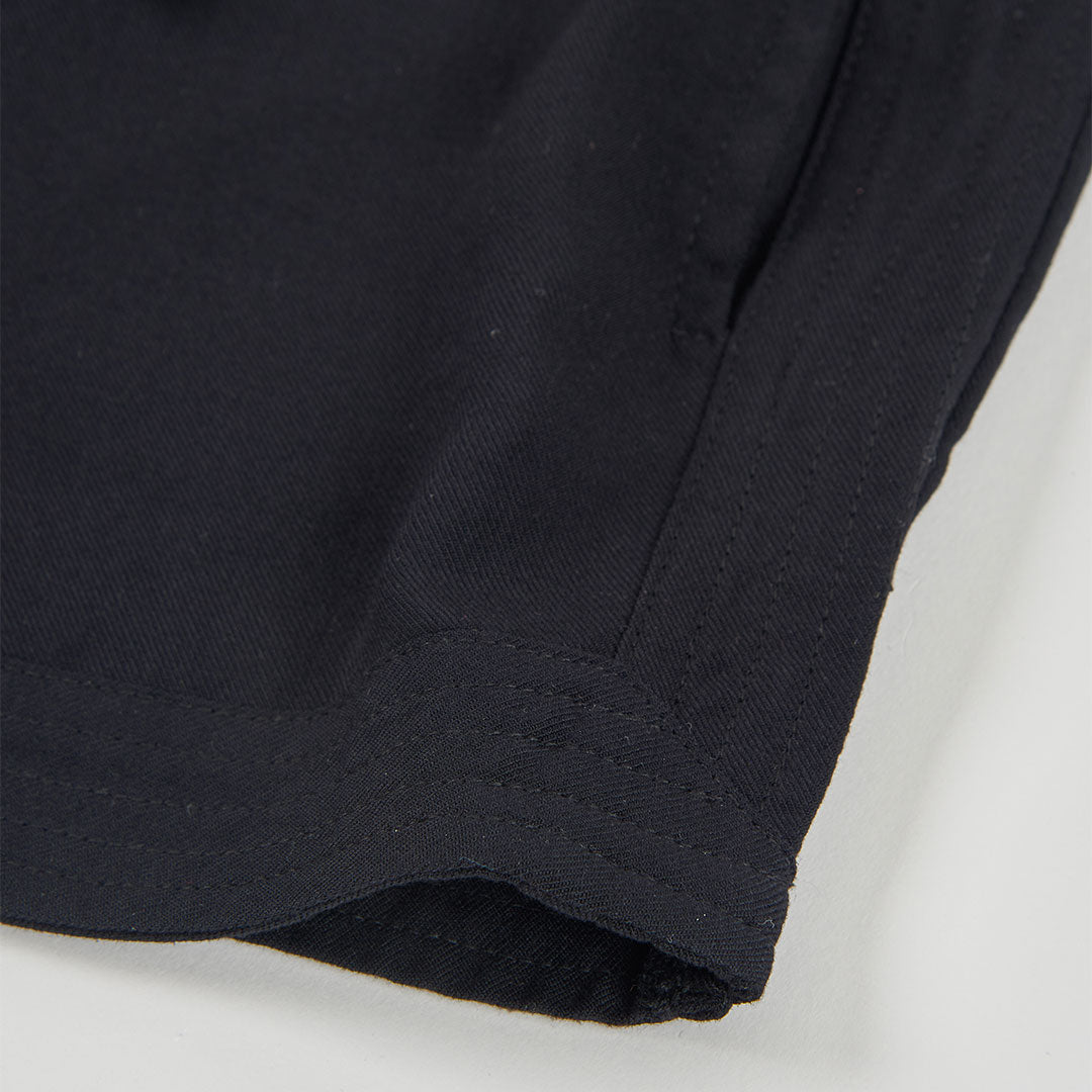 Detailfoto zij-aanzicht omgeslagen dubbel gestikt manchetzoom van zwarte meisjes sweat shorts Boboli – Elisa Kids Boutique