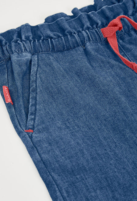Detailfoto paperbag tailleband met rood trekkoord, ingestikt zijvak en rood Boboli label op denim meisjes shorts – Elisa Kids Boutique