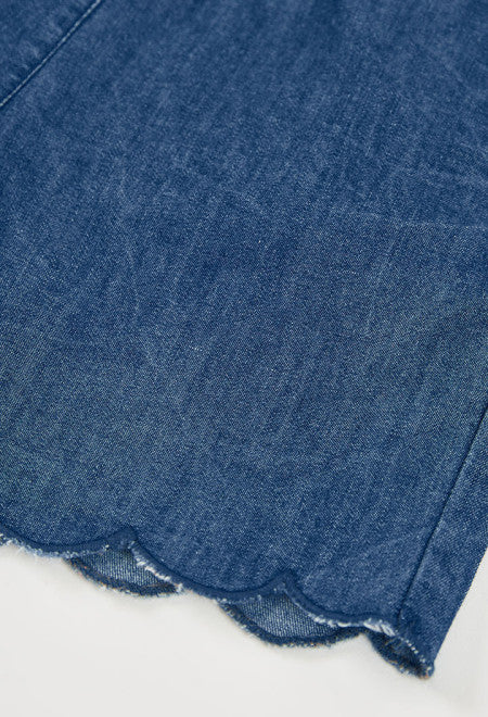 Detailfoto golvende scallop schulprand zoom van lichte denim meisjes shorts Boboli – Elisa Kids Boutique