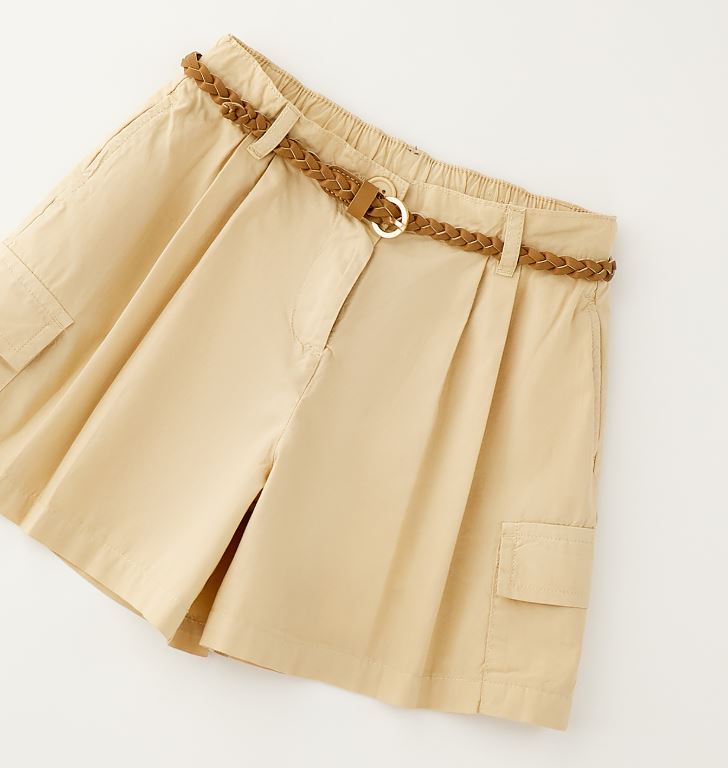 Wijde zomershort meisjes beige met elastische taille en vlecht riem