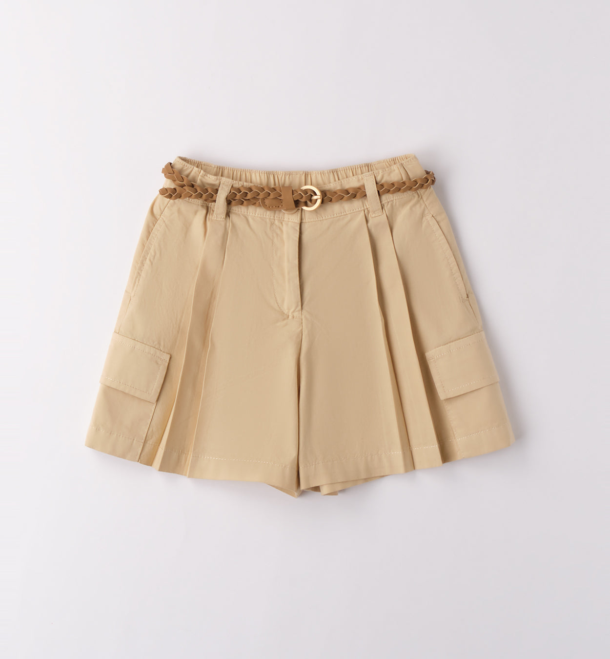 Beige geplooide short meisjes met gevlochten bruine riem en cargozakken