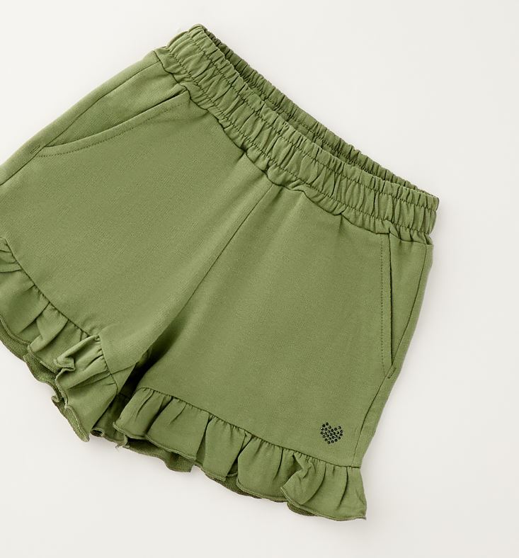 Groene meisjes short van sweatstof met ruches en goudkleurig hartje