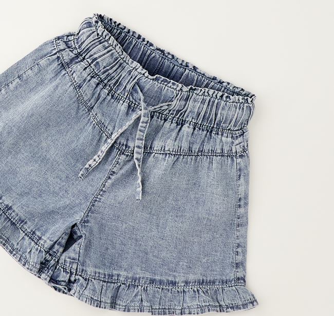 Detail van elastische paperbag-taille met striklint op denim short