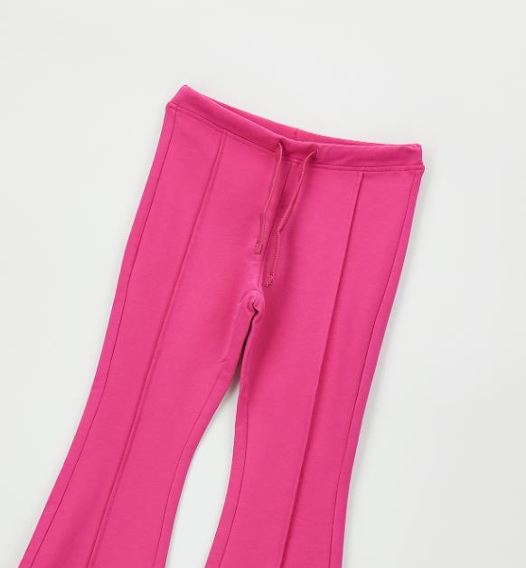 Detail van de elastische taille met sierkoordje van de roze iDO flared broek