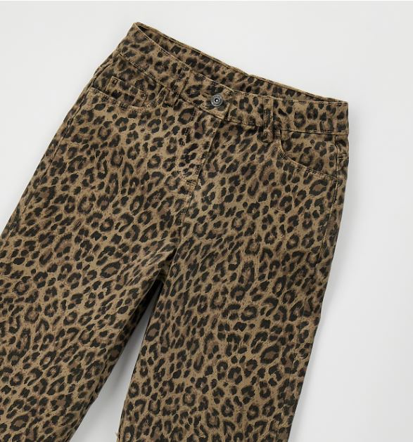 Detail van de taille met knoopsluiting en riemlussen van de iDO luipaardbroek