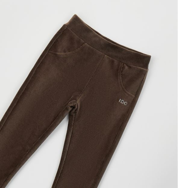Detail van de elastische taille en voorzakjes van de bruine iDO ribfluwelen legging