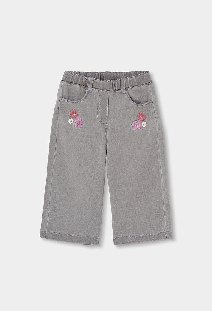 lichtgrijze Boboli wijde broek voor meisjes met bloemenborduursel, vooraanzicht