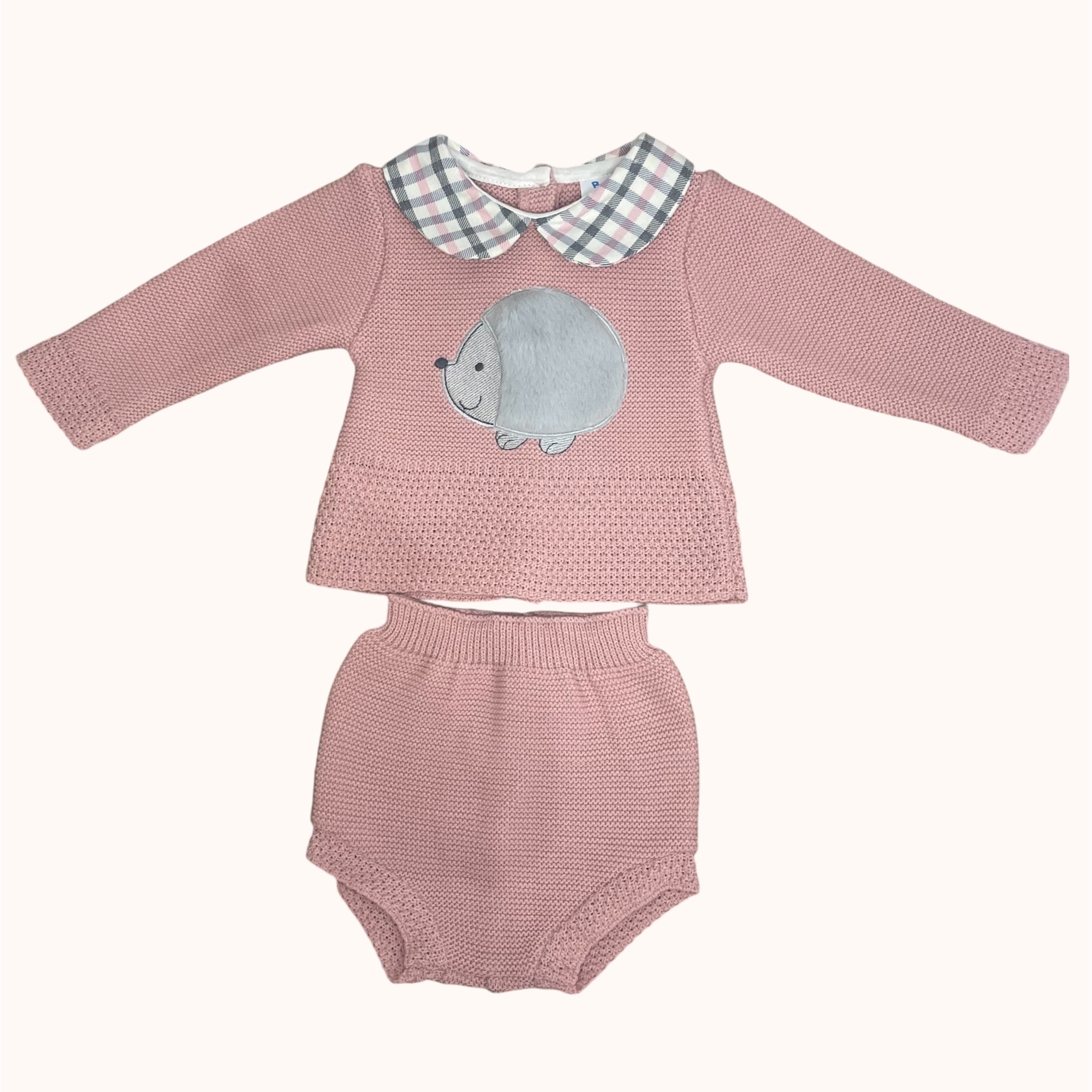 Schattige gebreide babyset met egelmotief en geruite kraag
