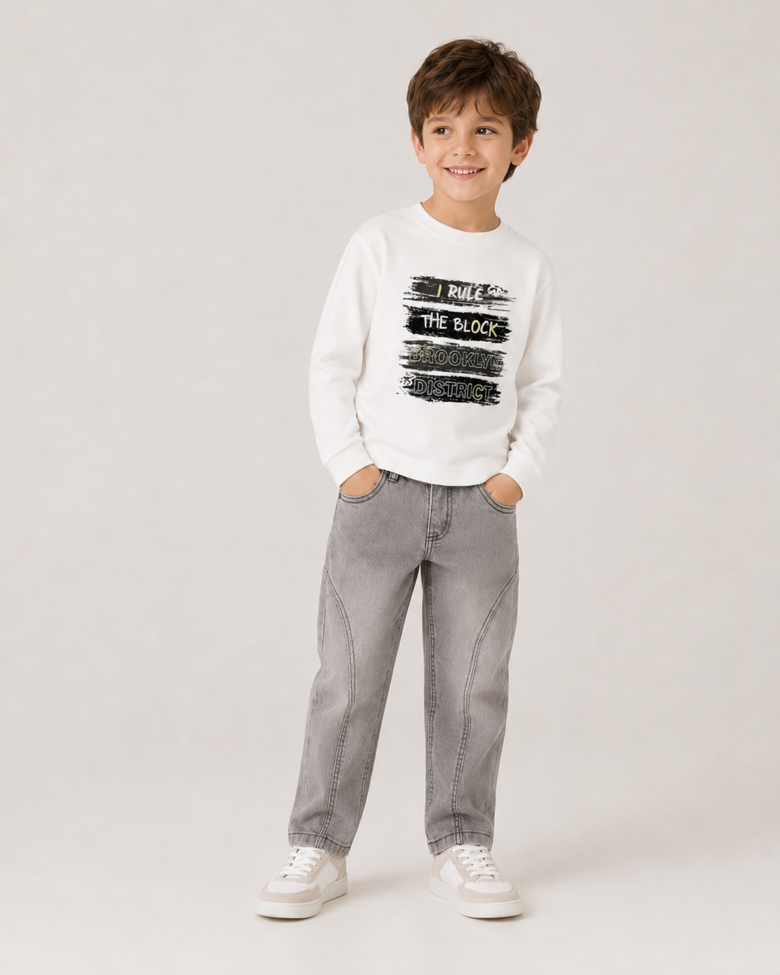 jongen outfit witte t-shirt iDo en grijze jeansbroek iDo