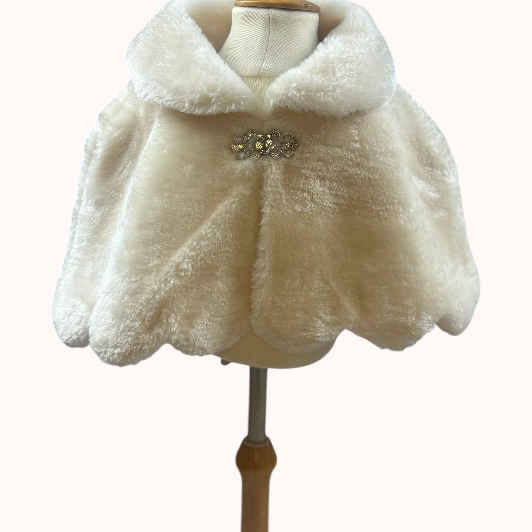 Luxe ivoorkleurige meisjesponcho met imitatiebont & broche