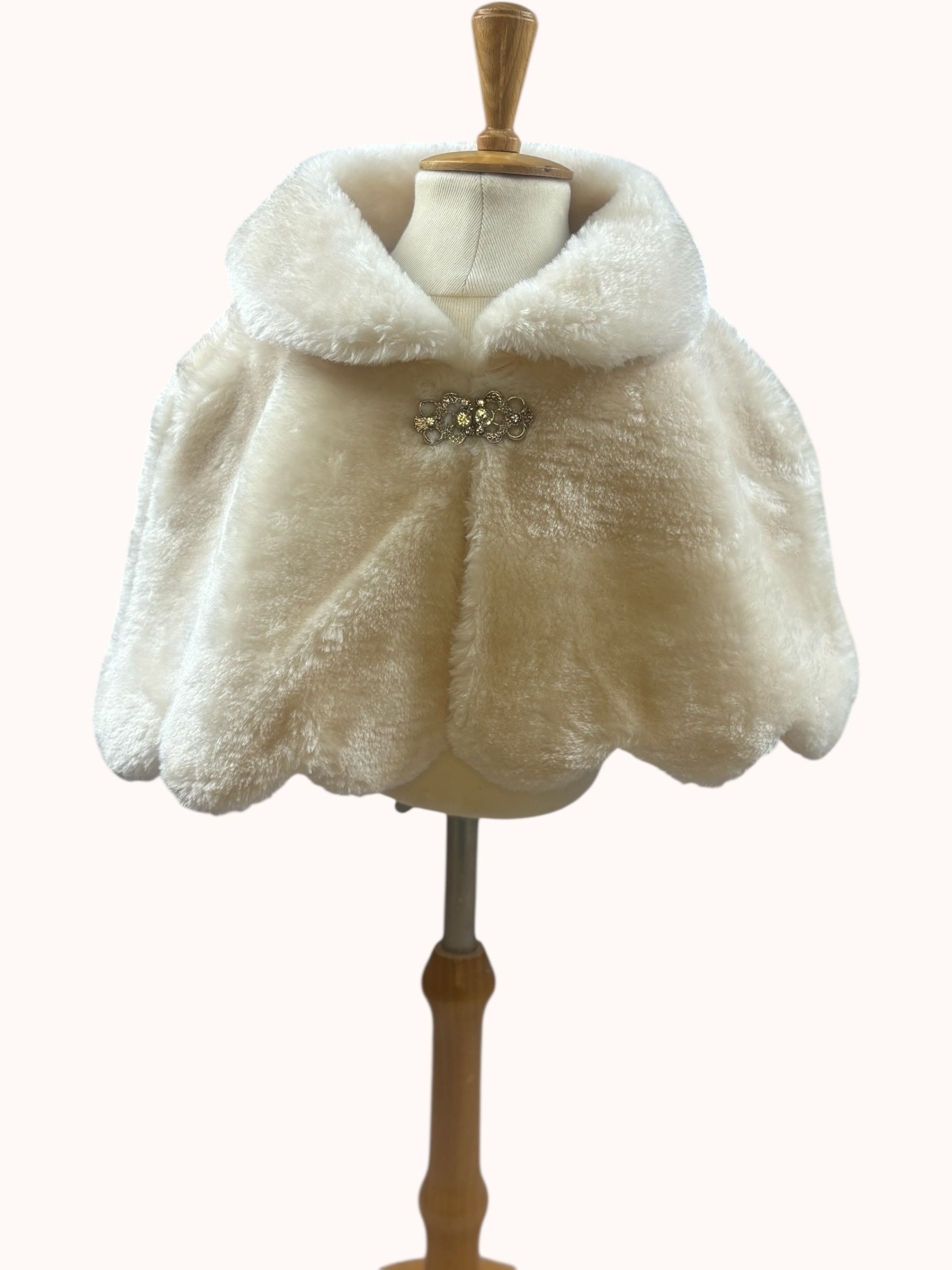 Luxe ivoorkleurige meisjesponcho met imitatiebont & broche
