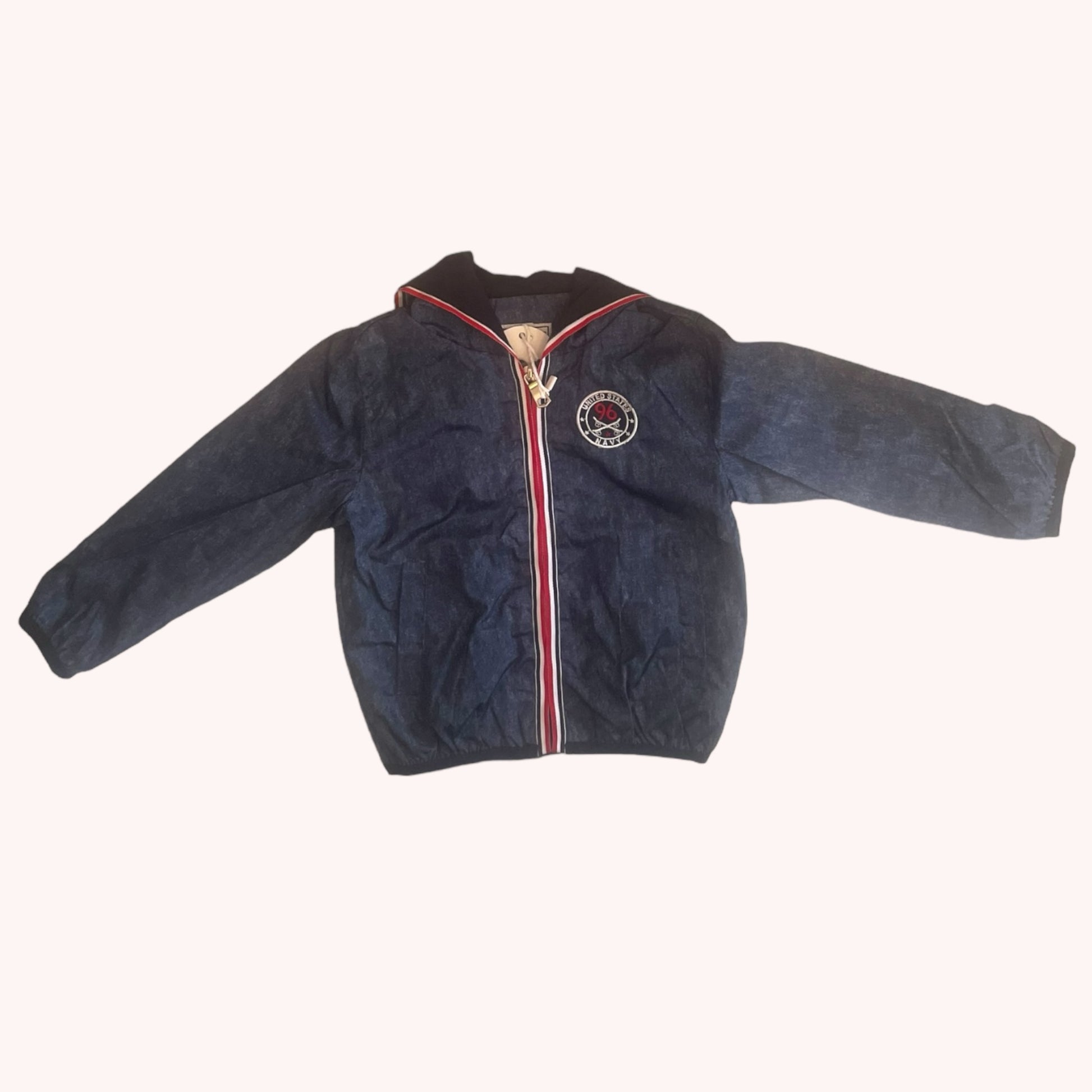 Antracietgrijze jas met rood-wit accent
