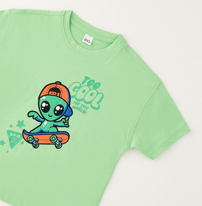 Detail van alienprint met Too cool for this world tekst op groen shirt