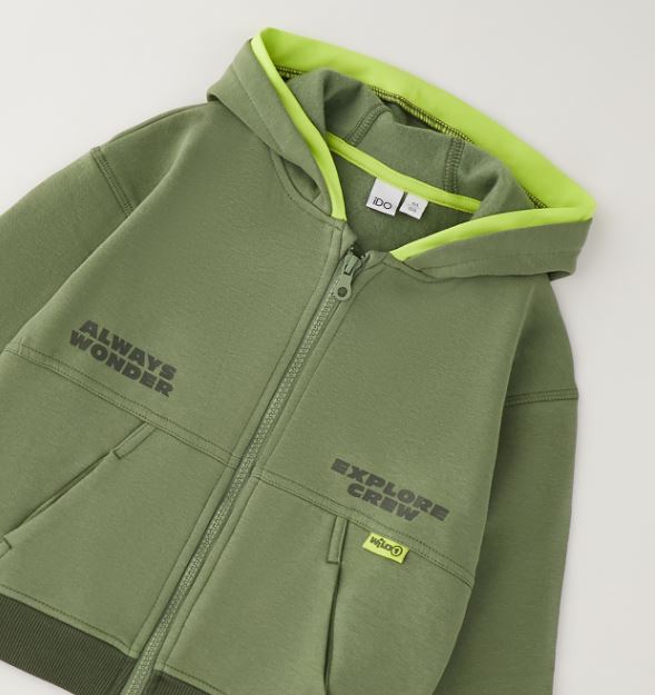 Detail van de capuchon met neongele voering en prints van de groene iDO hoodie