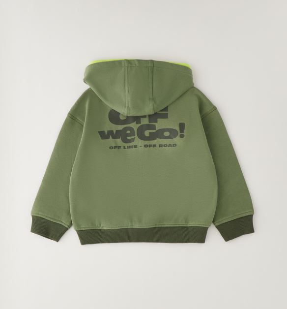 Achterzijde groene iDO jongens hoodie met "Off we go!"-print