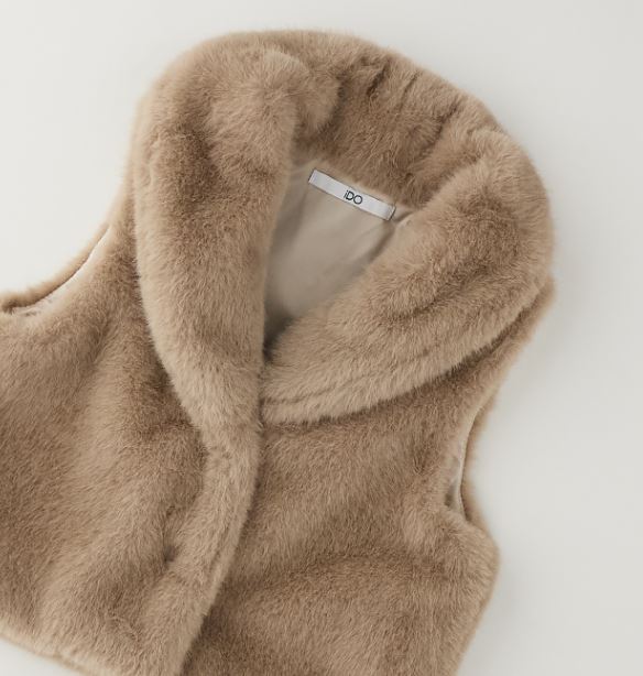 Detail van de zachte sjaalkraag van de camel imitatiebont bodywarmer van iDO