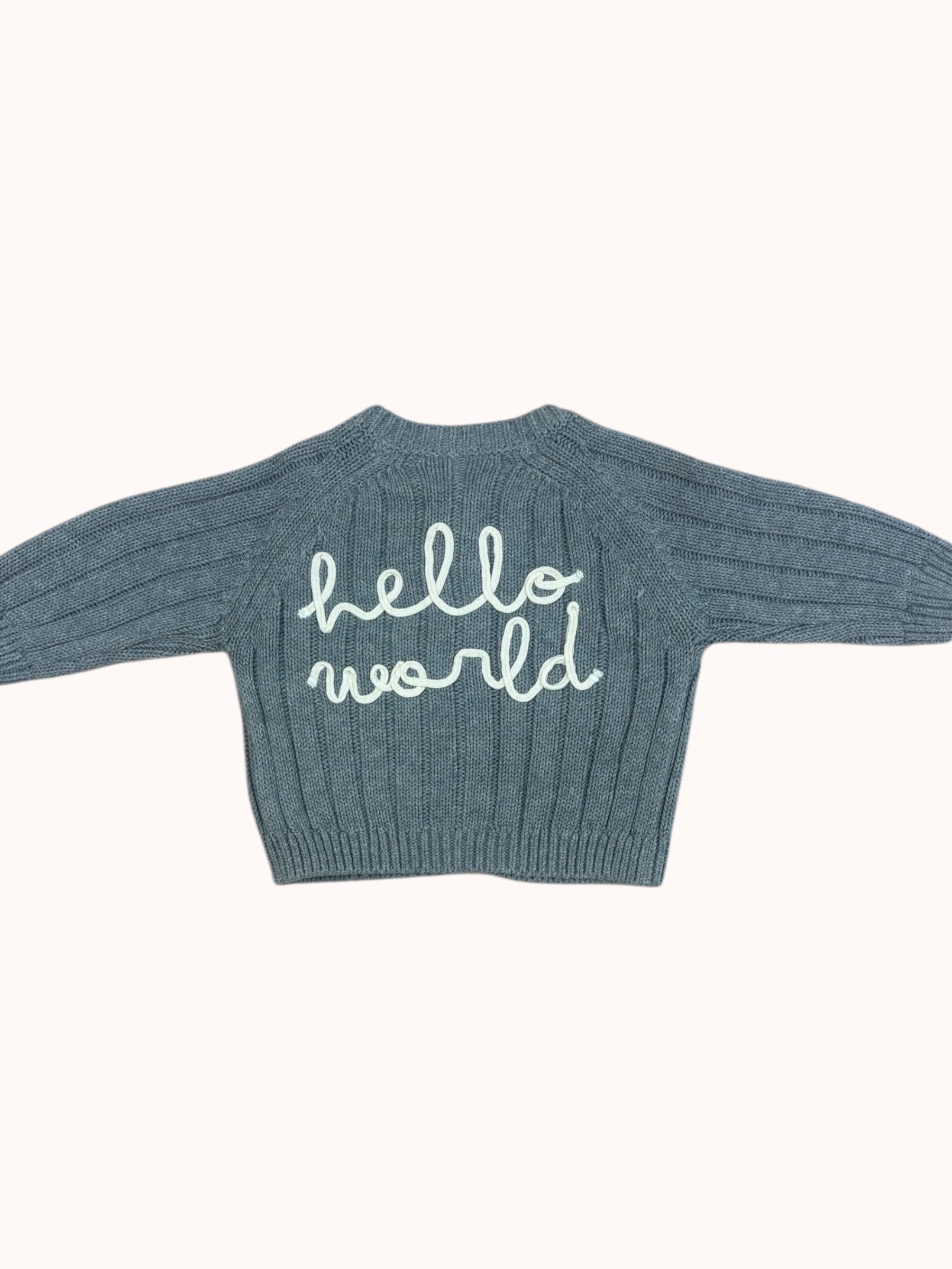 Grijze gebreide babytrui – “Hello World” design