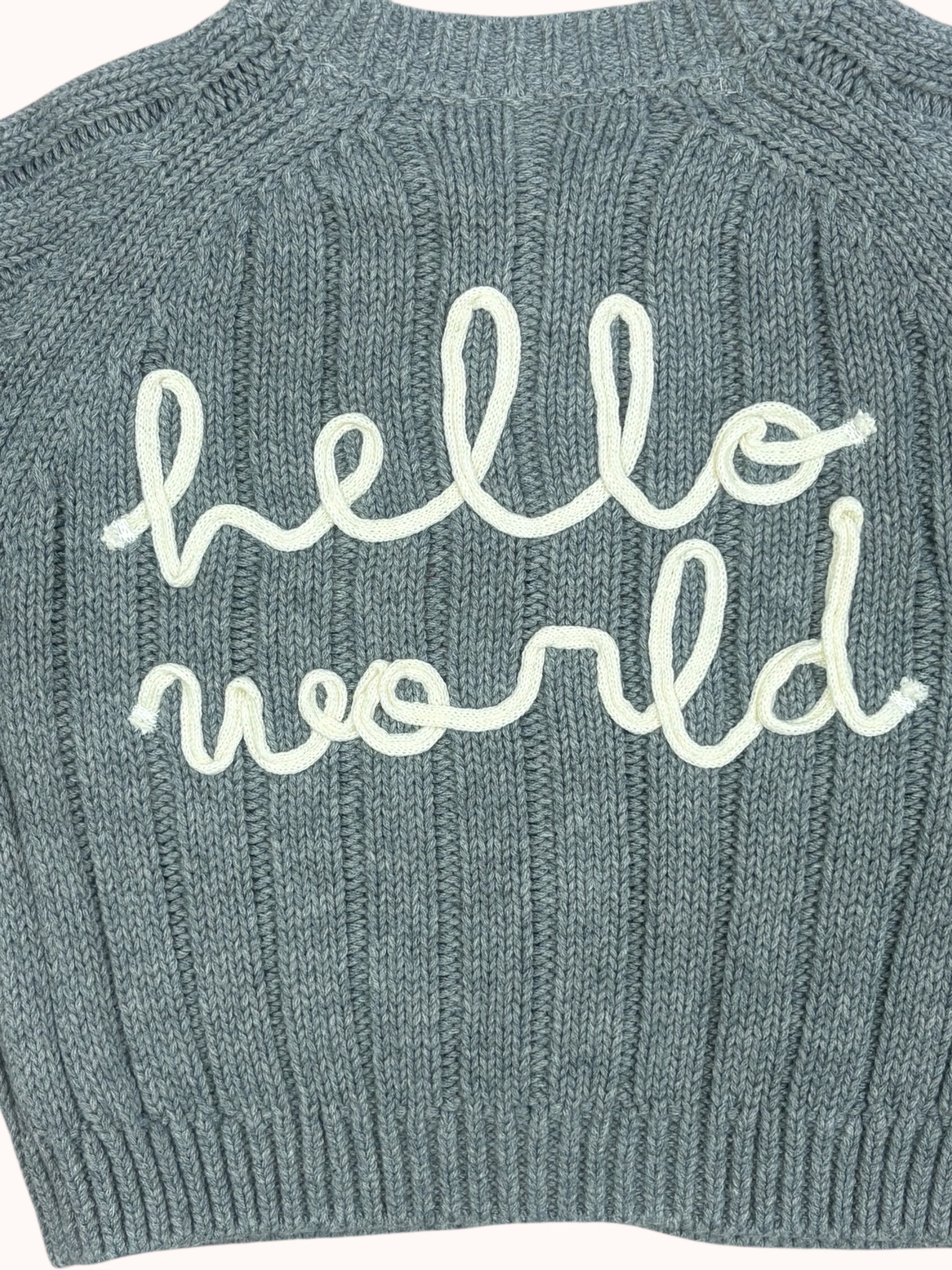 Grijze gebreide babytrui – “Hello World” design