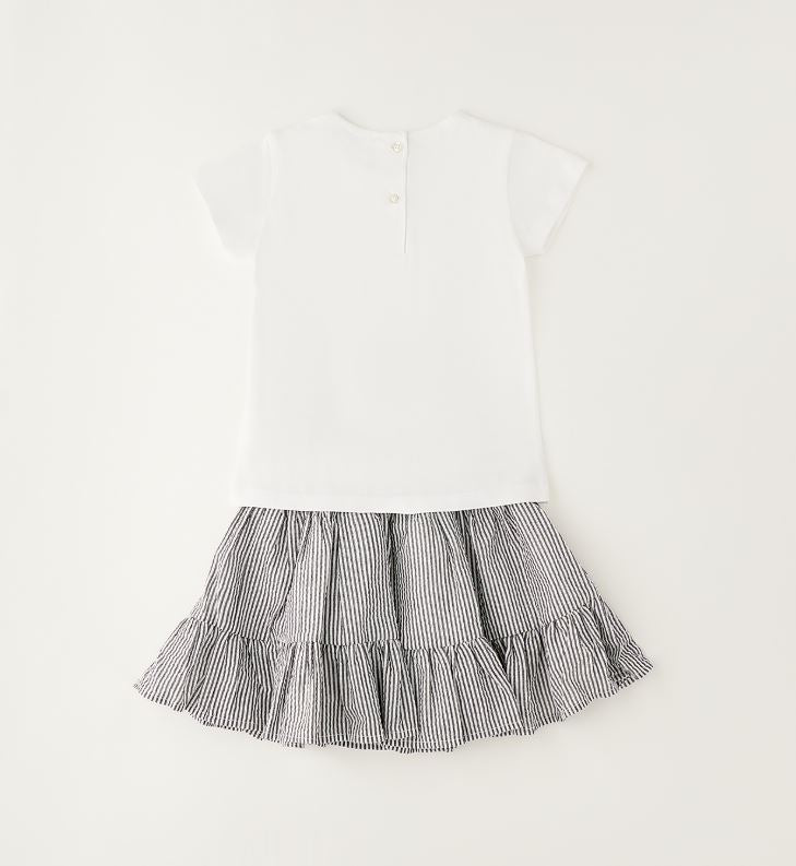 Achterkant van iDO meisjesset met wit T-shirt met knoopsluiting in de nek en gestreepte rok met volant