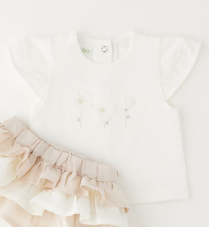Detail iDO baby t-shirt crème met vlindermouwen, drukknoop en 3D stofbloemetjes met borduurdetails
You said: +productdetails