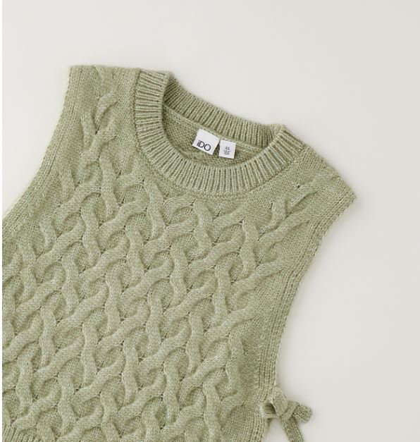 Detail van het kabelmotief en de geribde hals van de groene iDO spencer